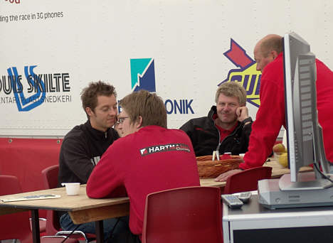 Martin Jensen og Hans Hartmann, nye teamkollegaer i år, her i samtale med team manager Alex Frederichsen.